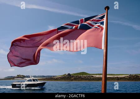 Red Ensign à l'arrière d'un ferry, île de St Martin, îles de Scilly, Cornouailles, Angleterre,Royaume-Uni, juillet 2021 Banque D'Images