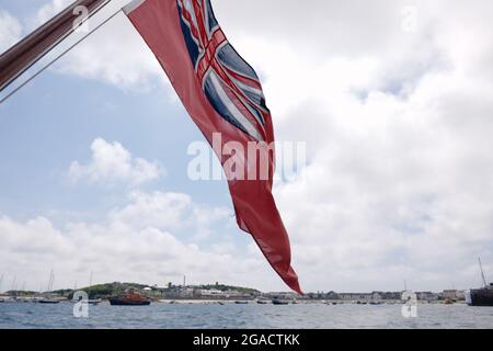 Red Ensign à l'arrière d'un ferry, île St Mary's, îles de Scilly, Cornouailles, Angleterre,Royaume-Uni, juillet 2021 Banque D'Images