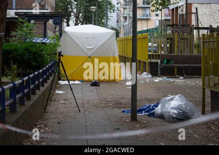 LONDRES, ROYAUME-UNI. 30 juillet 2021. Un policier et un policier sur les lieux du crime après qu'un homme de 30 ans ait été mortellement poignardé à Greenwich, dans le sud de Londres. Homme dans ses années 20 a été arrêté pour suspicion de meurtre. La police a été appelée à 1:06 pour faire état d'un homme poignardé. La victime est morte à 2:37. Crédit photo: Marcin Nowak/Alamy Live News Banque D'Images