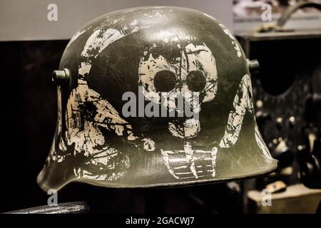 Moscou, Russie: Mars 18 2018: Casque militaire finlandais de la Seconde Guerre mondiale, exposé au musée miltar de moscou Banque D'Images