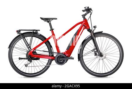 rouge moderne mi-entraînement ville à moteur excursions ou trekking e vélo pedelec avec moteur électrique support central. ebike alimenté par batterie isolé sur arrière blanc Banque D'Images