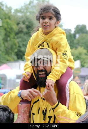 Lulworth, Dorset, 30 juillet 2021, père souriant avec fille sur les épaules au Camp Bestival, Lulworth, Dorset Royaume-Uni crédit: Dawn Fletcher-Park/Alamy Live News Banque D'Images