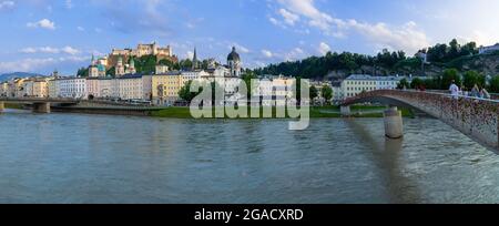 Salzbourg, Autriche ; 3 août 2021 - UNE vue de Hohensalzburg. C'est une grande forteresse médiévale dans la ville de Salzbourg, en Autriche. Il se trouve au-dessus du Festun Banque D'Images