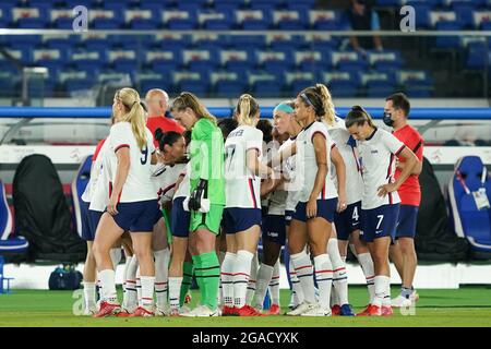 Yokohama, Japon. 30 juillet 2021. Les joueurs de l'équipe des États-Unis se caucus avant le match de quart-finale du tournoi de football olympique féminin Tokyo 2020 entre les pays-Bas et les États-Unis au stade international Yokohama de Yokohama, au Japon. Crédit: SPP Sport presse photo. /Alamy Live News Banque D'Images