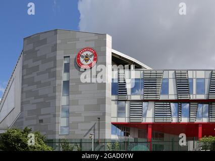 Élévation sud du nouveau stade du Brentford football Club au Kew Bridge, dans l'ouest de Londres. Accueille également le London Irish Rugby Club. Affiche le logo de l'abeille du club Banque D'Images