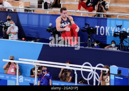 Tokyo, Japon, 28 juillet 2021. Samuel Mikulak de Team Etats-Unis sur les barres parallèles lors de la finale de gymnastique masculine tout autour le jour 5 des Jeux Olympiques de Tokyo 2020 au Centre de gymnastique Ariake le 28 juillet 2021 à Tokyo, Japon. (Photo de Pete Dovgan/Speed Media/Alay Live News) Banque D'Images