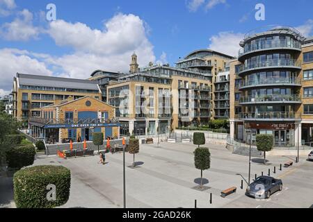 Nouveau développement résidentiel au bord de la rivière Kew Bridge, à l'ouest de Londres, près de la Tamise. Montre un café/bar Ait avec des blocs d'appartements au-delà. Banque D'Images