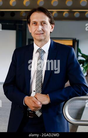 Flensburg, Allemagne. 28 juillet 2021. Richard Damm, président de la Federal Motor transport Authority (KBA), regarde la caméra. La loi portant création de la KBA a été promulguée le 4 août 1951. Depuis le 5 mai 1952, l'autorité a son siège à Flensburg. Credit: Frank Molter/dpa/Alay Live News Banque D'Images