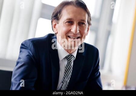 Flensburg, Allemagne. 28 juillet 2021. Richard Damm, président de l'Administration fédérale du transport automobile (KBA), prend la parole au cours d'une entrevue. La loi portant création de la KBA a été promulguée le 4 août 1951. Depuis le 5 mai 1952, l'autorité a son siège officiel à Flensburg. Credit: Frank Molter/dpa/Alay Live News Banque D'Images