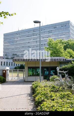 Flensburg, Allemagne. 28 juillet 2021. Le soleil brille sur l'Administration fédérale du transport automobile (KBA). La loi portant création de la KBA a été promulguée le 4 août 1951. Depuis le 5 mai 1952, l'autorité a son siège à Flensburg. Credit: Frank Molter/dpa/Alay Live News Banque D'Images