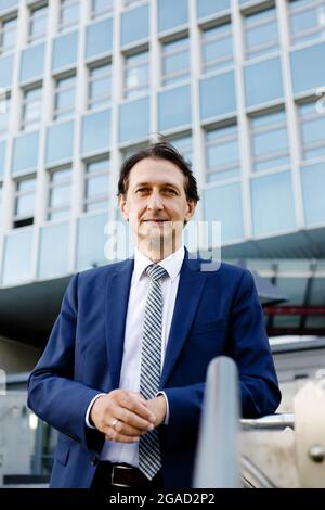 Flensburg, Allemagne. 28 juillet 2021. Richard Damm, président de l'Administration fédérale du transport automobile (KBA), se trouve devant l'entrée de l'KBA. La loi portant création de la KBA a été promulguée le 4 août 1951. Depuis le 5 mai 1952, l'autorité a son siège à Flensburg. Credit: Frank Molter/dpa/Alay Live News Banque D'Images