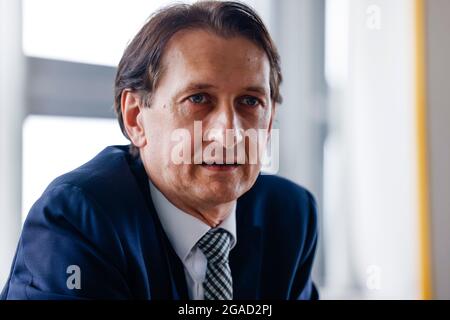 Flensburg, Allemagne. 28 juillet 2021. Richard Damm, président de l'Administration fédérale du transport automobile (KBA), prend la parole au cours d'une entrevue. La loi portant création de la KBA a été promulguée le 4 août 1951. Depuis le 5 mai 1952, l'autorité a son siège officiel à Flensburg. Credit: Frank Molter/dpa/Alay Live News Banque D'Images