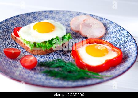 bonjour. petit-déjeuner traditionnel composé d'œufs brouillés et de sandwiches Banque D'Images