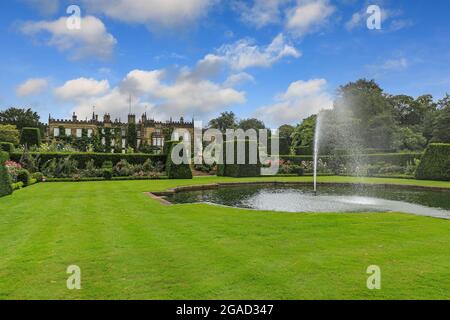 Une fontaine dans le parc de Renishaw Hall & Gardens, Renishaw Park, maison de campagne à Renishaw, Chesterfield, Derbyshire, Angleterre, Royaume-Uni Banque D'Images