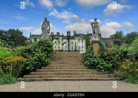 Statues en face de Renishaw Hall & Gardens, Renishaw Park, maison de campagne à Renishaw, Chesterfield, Derbyshire, Angleterre, Royaume-Uni Banque D'Images