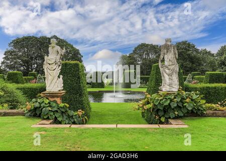 Statues et fontaine en face de Renishaw Hall & Gardens, Renishaw Park, maison de campagne à Renishaw, Chesterfield, Derbyshire, Angleterre, Royaume-Uni Banque D'Images