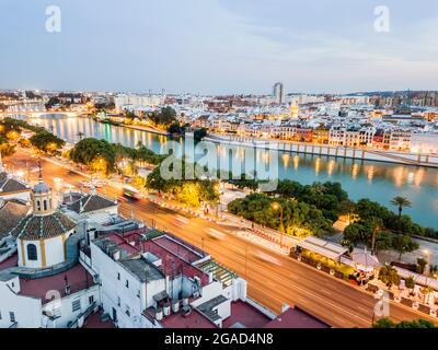 Vue aérienne de la partie historique avec la rivière à Séville le soir, Andalousie, Espagne Banque D'Images