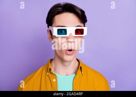 Photo de brunet impressionné millennium Guy port lunettes jaune chemise isolée sur fond violet de couleur Banque D'Images