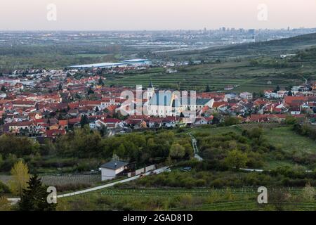 Svaty Jur au crépuscule - petite ville historique au nord-est de Bratislava, Slovaquie Banque D'Images