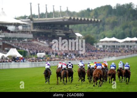 Une vue générale des coureurs et des cavaliers en action lors de leur compétition dans l'Unibet 3 renforce UN Day Goodwood handicap pendant le quatrième jour du festival Goodwood à l'hippodrome de Goodwood, Chichester. Banque D'Images