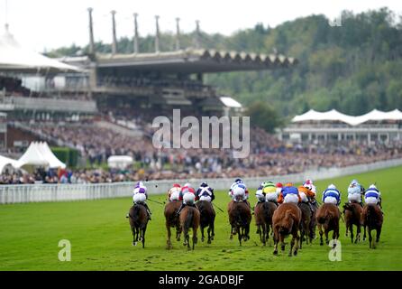 Une vue générale des coureurs et des cavaliers en action lors de leur compétition dans l'Unibet 3 renforce UN Day Goodwood handicap pendant le quatrième jour du festival Goodwood à l'hippodrome de Goodwood, Chichester. Banque D'Images