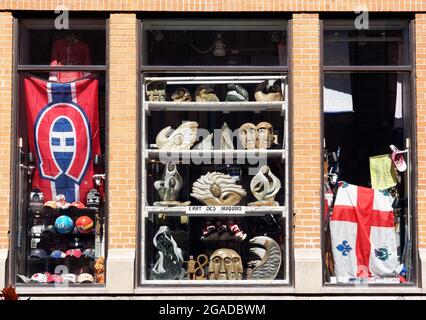 Art et sculpture amérindiens iroquois dans une vitrine à Montréal, Québec, Canada Banque D'Images