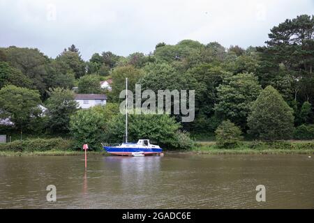 Truro, Royaume-Uni. 30 juillet 2021.ciel gris au-dessus de la rivière Allen qui est un vestige de Storm Evert à Truro, en Cornouailles. Crédit : Keith Larby/Alay Live News Banque D'Images