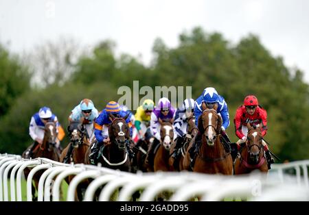 Une vue générale des coureurs et des cavaliers en action lors de leur compétition dans l'Unibet 3 renforce UN Day Goodwood handicap pendant le quatrième jour du festival Goodwood à l'hippodrome de Goodwood, Chichester. Banque D'Images