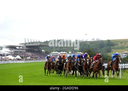 Une vue générale des coureurs et des cavaliers en action lors de leur compétition dans l'Unibet 3 renforce UN Day Goodwood handicap pendant le quatrième jour du festival Goodwood à l'hippodrome de Goodwood, Chichester. Banque D'Images