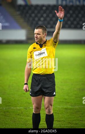 Swansea, pays de Galles. 12 décembre 2020. Tom Foley, arbitre lors du match préliminaire de la coupe du défi européen de rugby, entre Ospreys et Castres Olympique, au Liberty Stadium de Swansea, au pays de Galles, au Royaume-Uni, le 12 décembre 2020. Les stades sportifs du Royaume-Uni restent soumis à des restrictions strictes en raison de la pandémie du coronavirus, car les lois de distanciation sociale du gouvernement interdisent aux fans à l'intérieur des lieux, ce qui entraîne des matchs à huis clos. Crédit : Duncan Thomas/Majestic Media/Alay Live News. Banque D'Images