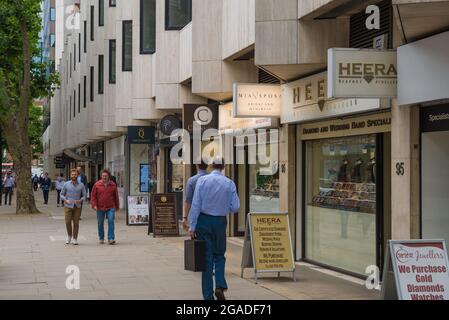 Scène de rue. Les gens à Hatton Garden passent par les boutiques de bijoux, Londres, Angleterre, Royaume-Uni Banque D'Images