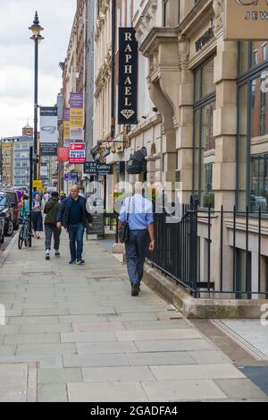 Scène de rue. Les gens à Hatton Garden passent par les boutiques de bijoux, Londres, Angleterre, Royaume-Uni Banque D'Images