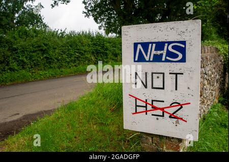 Aylesbury Vale, Buckinghamshire, Royaume-Uni. 28 juillet 2021. Un panneau NHS NOT HS2 à l'extérieur d'une ferme sur la route de HS2. Crédit : Maureen McLean/Alay Banque D'Images