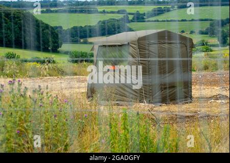 Aylesbury Vale, Buckinghamshire, Royaume-Uni. 28 juillet 2021. Un agent de sécurité HS2 est payé pour s'asseoir dans une tente près d'un complexe HS2. Crédit : Maureen McLean/Alay Banque D'Images