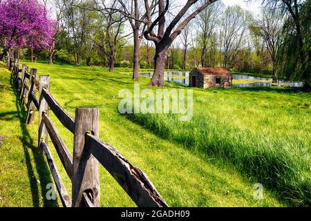 Milkhouse at a Pond au printemps, Tewksbury, Hunterdon County, New Jesey Banque D'Images