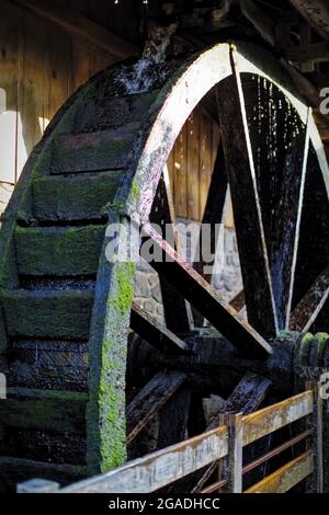Vue rapprochée d'une vieille roue en bois, Lahaska, Peddlers Village, Bucks County, Pennsylvanie, ÉTATS-UNIS Banque D'Images