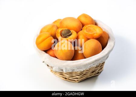 Abricots mûrs sur la table. Abricots orange fruits dans un panier. Alimentation abricot juteux Banque D'Images