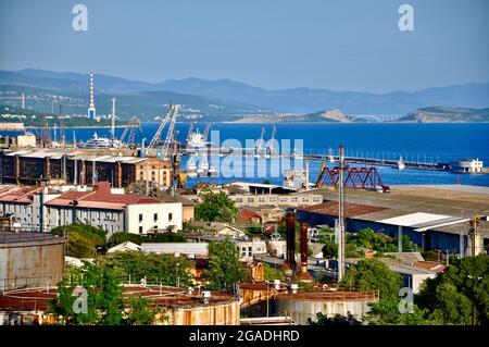 Ville industrielle et portuaire de Rijeka. Pont Krk en arrière-plan. Banque D'Images