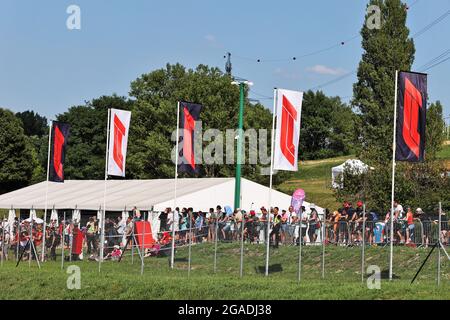 Budapest, Hongrie. 30 juillet 2021. Atmosphère du circuit - ventilateurs côté voie. Grand Prix de Hongrie, vendredi 30 juillet 2021. Budapest, Hongrie. Crédit : James Moy/Alay Live News Banque D'Images