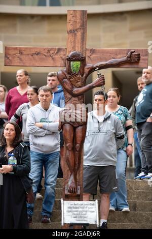 Glasgow, Écosse, Royaume-Uni. 30 juillet 2021. PHOTO : les gens parlent de leur expérience des marches de Buchanan Street. Selon les chiffres « horrifiants et déchirants » publiés aujourd’hui, le nombre de décès par drogue en Écosse a atteint un nouveau record pour la septième année consécutive. La nouvelle « choquante » selon laquelle 1,339 personnes sont mortes de drogues en 2020 signifie que le taux de mortalité par drogue en Écosse demeure de loin le pire en Europe. Crédit : Colin Fisher/Alay Live News Banque D'Images