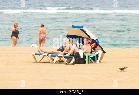 Las Palmas, Grande Canarie, Îles Canaries, Espagne. 30 juillet 2021. Une journée glorieuse sur la plage de la ville à Las Palmas sur Gran Canaria. Malgré le nombre croissant de nouveaux cas Covid et le risque que l'Espagne retourne sur la liste Amber plus, les îles Canaries ont vu un afflux important de touristes britanniques depuis qu'ils ont été retirés de la liste Amber du Royaume-Uni le 19 juillet. Crédit : Alan Dawson/Alay Live News. Banque D'Images