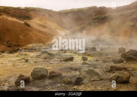 la vapeur s'élève des piscines de boue bouillonnante et du paysage lunaire de la zone géothermique du seltun dans le sud-est de l'islande Banque D'Images