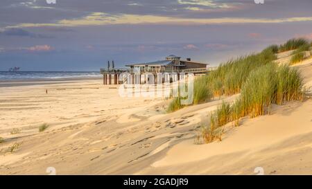 Vue depuis le sommet d'une dune sur le coucher du soleil en mer du Nord depuis l'île d'Ameland, Frise, Pays-Bas Banque D'Images