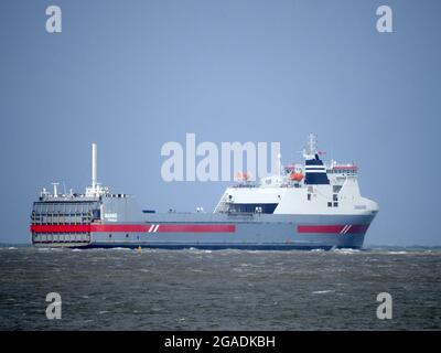 Sheerness, Kent, Royaume-Uni. 30 juillet 2021. DFDS a lancé un nouveau service de fret non accompagné Sheerness vers Calais, à mesure que la demande augmente, contournant complètement Douvres. Il s'agit du premier service régulier de traversier à Peel ports, propriété de Sheerness, depuis que la ligne olau a cessé d'appeler en 1994. Le navire a une capacité de 165 remorques ou conteneurs non accompagnés et DFDS s'attend à ce que la plupart des volumes de fret non accompagnés utilisant actuellement ses services Douvres-Calais et Douvres-Dunkerque migrent vers la nouvelle route. Photo : le navire ro-ro 'Maxine' est en service sur le nouvel itinéraire. Crédit : James Bell/Alay Live News Banque D'Images