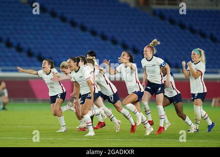 Yokohama, Japon. 30 juillet 2021. Les joueurs des États-Unis célèbrent leur victoire et leur entrée dans la demi-finale lors du tournoi de football olympique féminin Tokyo 2020 quart de finale entre les pays-Bas et les États-Unis au stade international Yokohama de Yokohama, au Japon. Crédit: SPP Sport presse photo. /Alamy Live News Banque D'Images