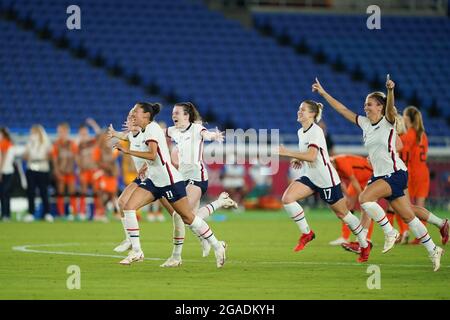 Yokohama, Japon. 30 juillet 2021. Les joueurs des États-Unis célèbrent leur victoire et leur entrée dans la demi-finale lors du tournoi de football olympique féminin Tokyo 2020 quart de finale entre les pays-Bas et les États-Unis au stade international Yokohama de Yokohama, au Japon. Crédit: SPP Sport presse photo. /Alamy Live News Banque D'Images