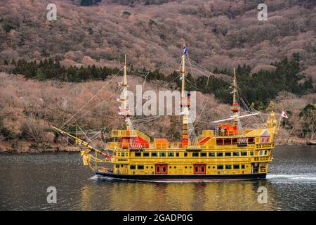 Bateau pirate jaune au Japon. Les touristes naviguent sur le lac Ashi dans le parc national de Fuji Hakone Izu. Banque D'Images
