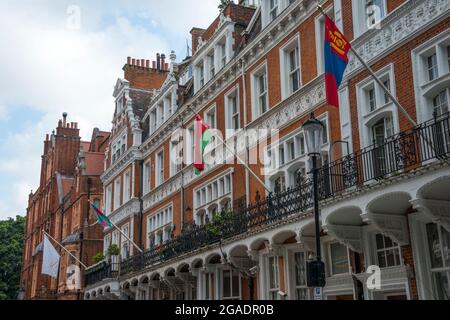 Kensington court, South Kensington montrant les drapeaux de l'ambassade Banque D'Images