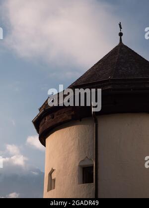 Château de Schloss Goldegg détail de l'ancienne tour ronde dans la région de Pongau à Salzbourg, Autriche, le matin de l'été Banque D'Images