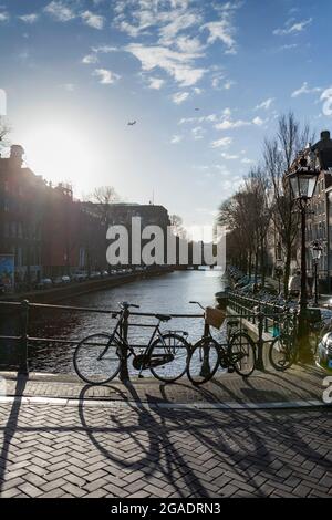 Vélos sur le pont sur Reguliersgracht, en face de Herengracht, Amsterdam, pays-Bas Banque D'Images